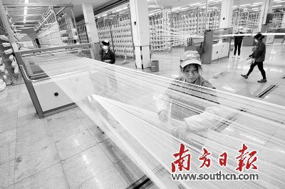 工人們正在致興紡織的準(zhǔn)備車間操作，每天大量牛仔面料經(jīng)過不同車間生產(chǎn)出來。戴嘉信