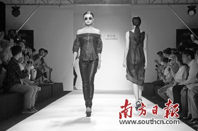 “西樵面料”時尚發(fā)布會現(xiàn)場，模特展示“西樵面料”服裝。